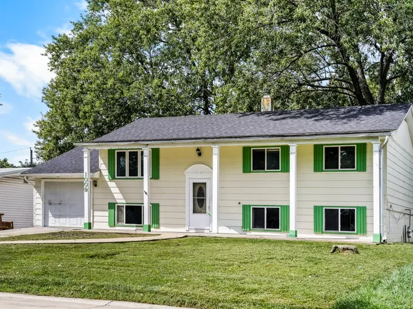 1009 Holiday Dr, Champaign, IL 61821