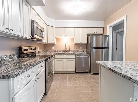 3rd image of 1111 N Old Woodward Ave Unit 5