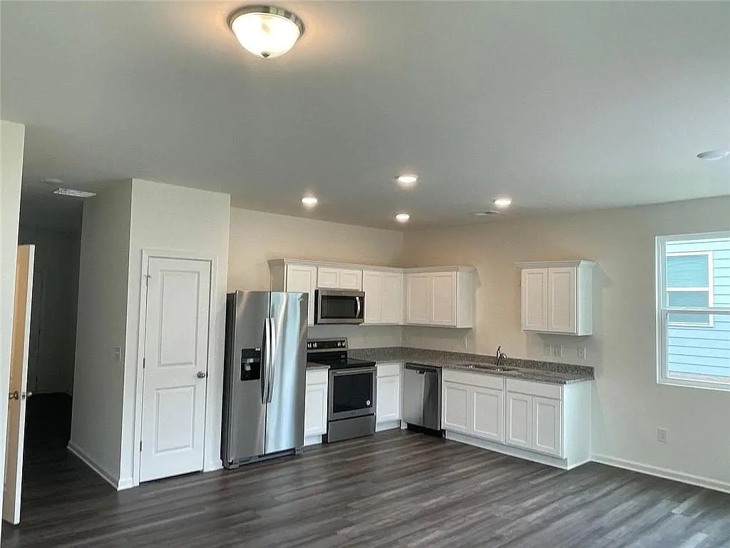 3 bed, 3.5 bath, 1421 sqft, $1,600 — Photo 2