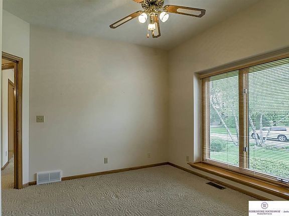 4th image of 606 N 147th Ave