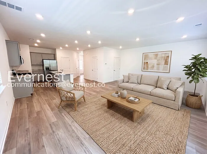 3 bed, 3.0 bath, 1700 sqft, $2,900 — Photo 2
