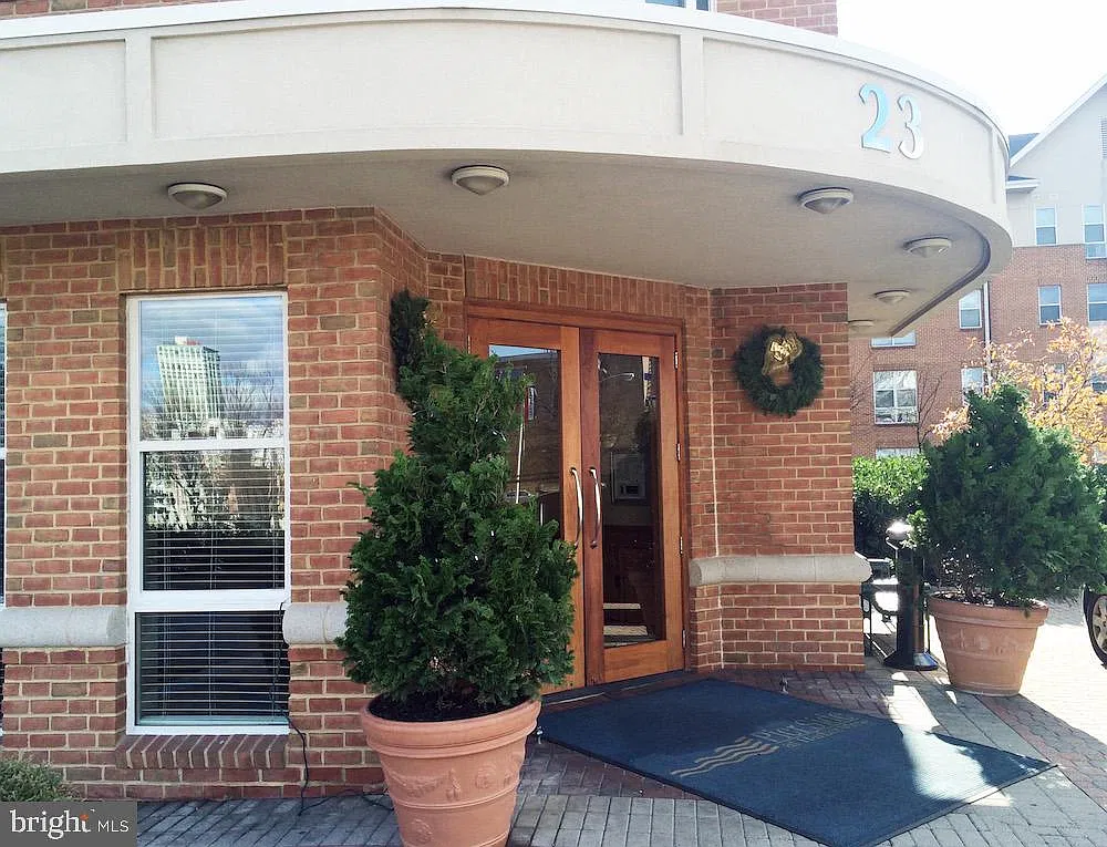 Pierside Condominiums — Photo 2