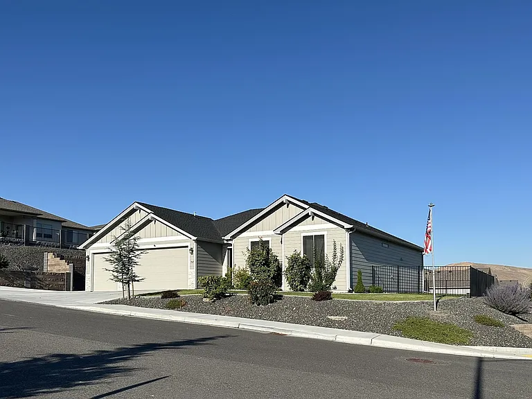707 Athens Dr — Photo 2