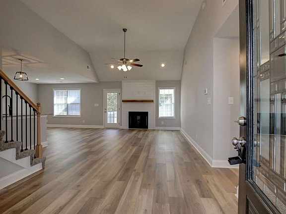 3rd image of 164 Bonnell Dr