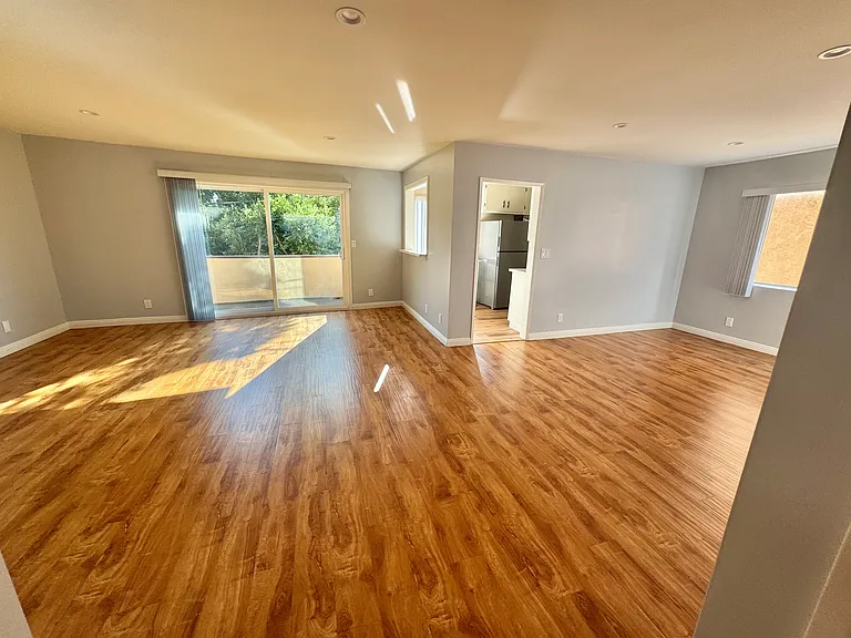 2014 S Bentley Ave #202 — Photo 5