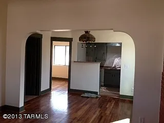 Charming Older Home A/C 3 Bed 2 Bath Wood Floors, Huge Back Yard — Photo 4