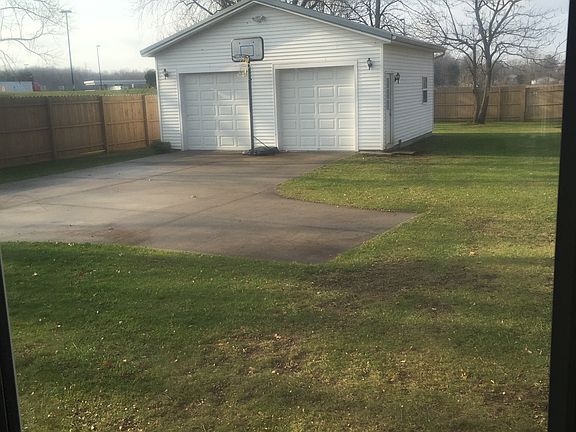 4th image of 1072 Plaza Dr
