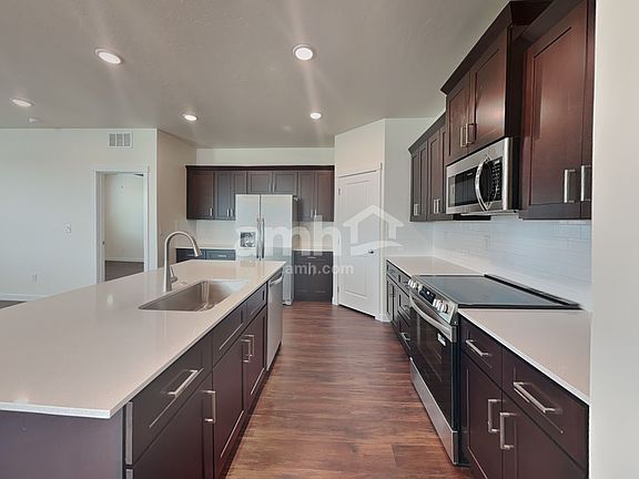 3rd image of 1487 N Barkvine Ave