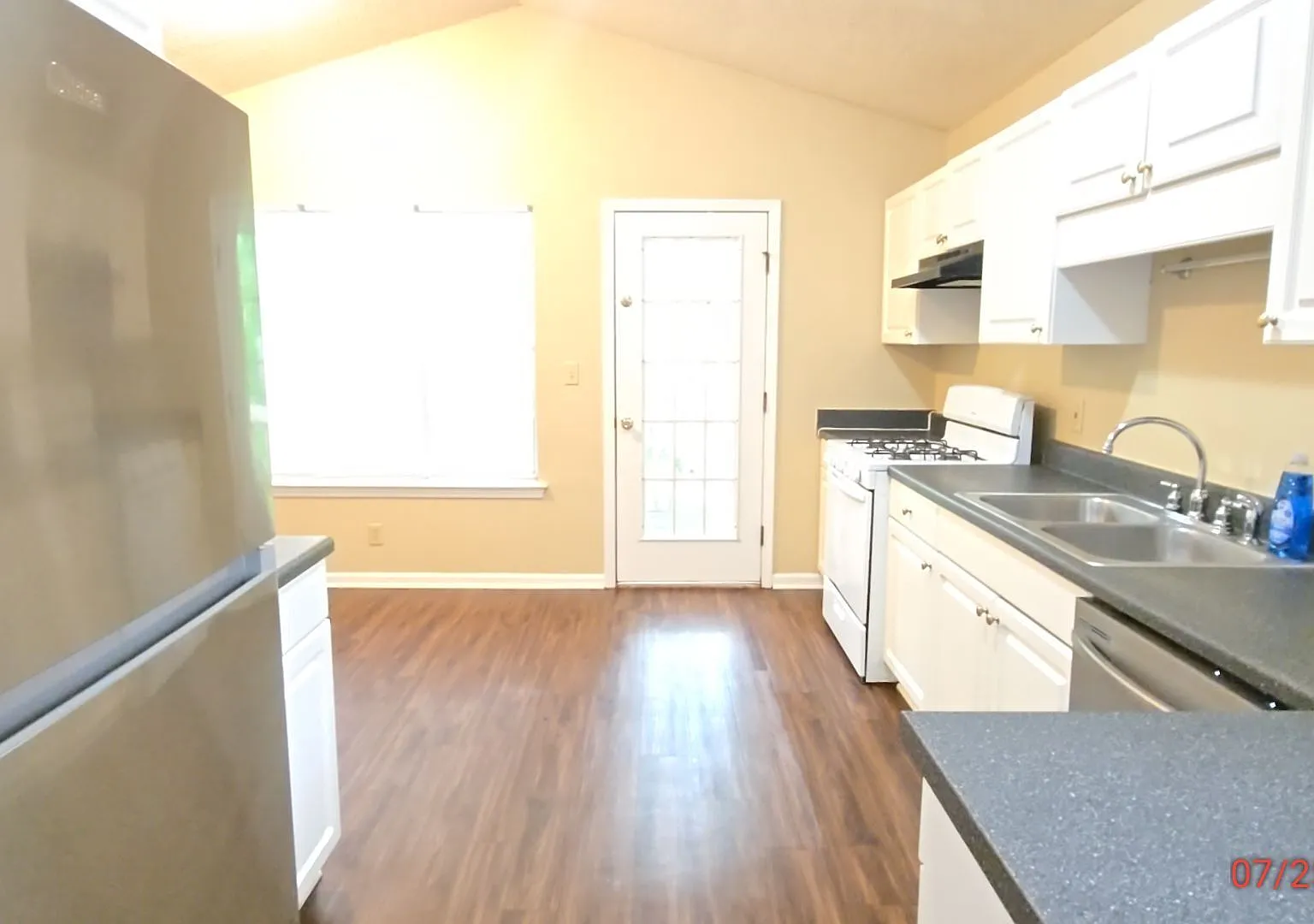 3 bed, 2.0 bath, 1113 sqft, $1,600 — Photo 4