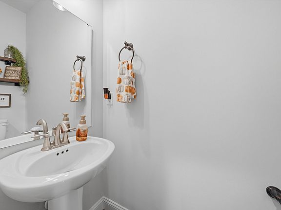 5th image of 555 Spring Grove Dr
