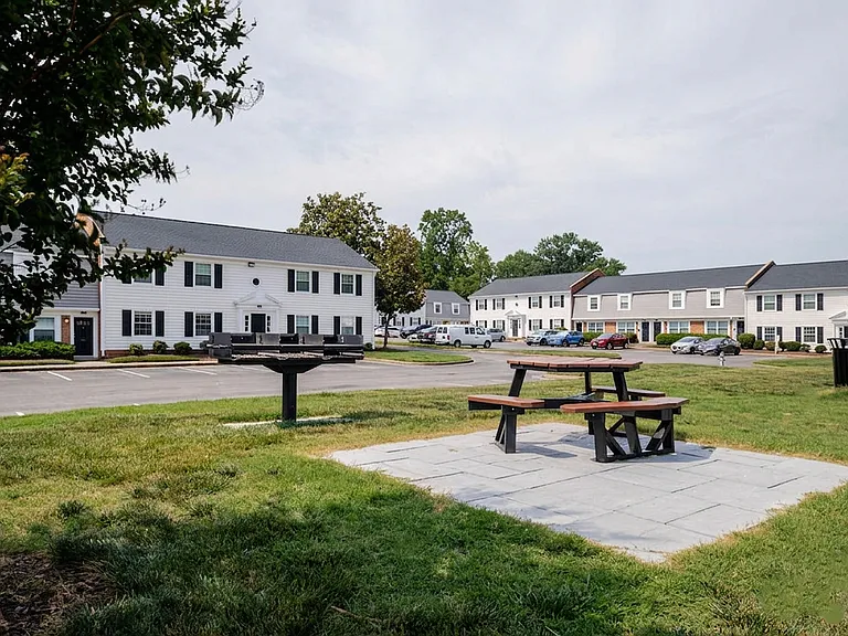 Colonial Apartments — Photo 18