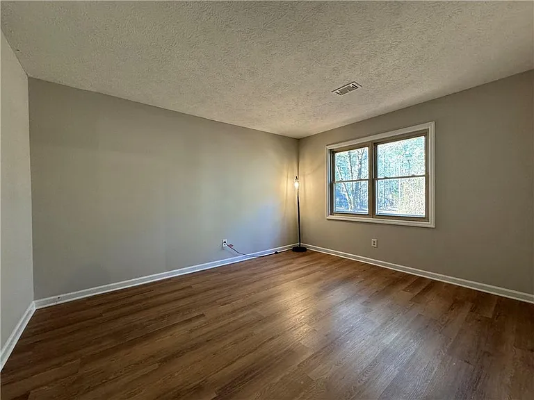 2020 Kemp Rd NE — Photo 8