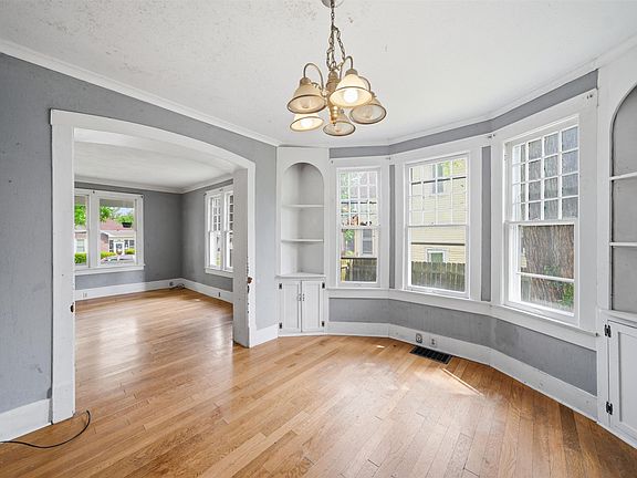 5th image of 2701 N Dechman Ave