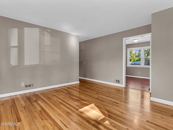 4th image of 706 E Lawn Drive