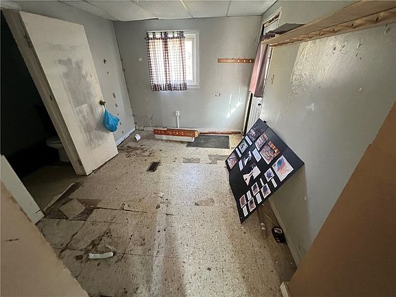 4th image of 183 Country Club Rd S