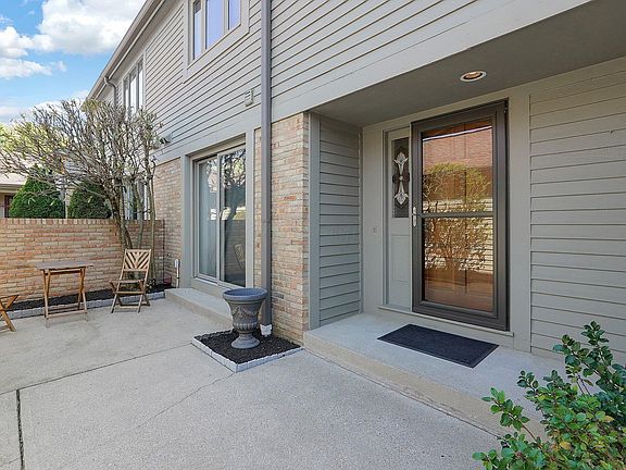 3rd image of 1157 Strathaven Ct W
