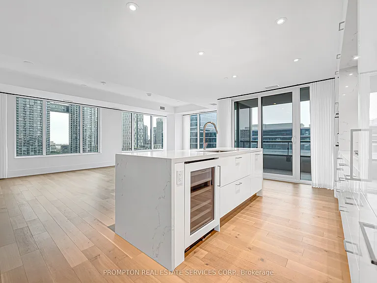 455 Wellington St W #908 — Photo 14