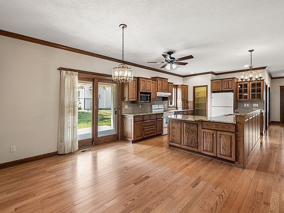2nd image of 1403 Maple Dr