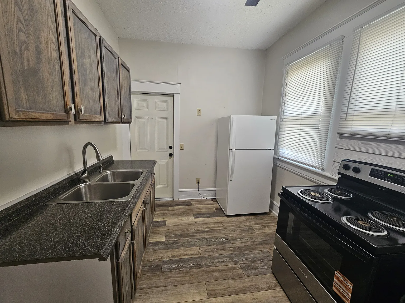 1 bed, 800 sqft, $995 — Photo 3