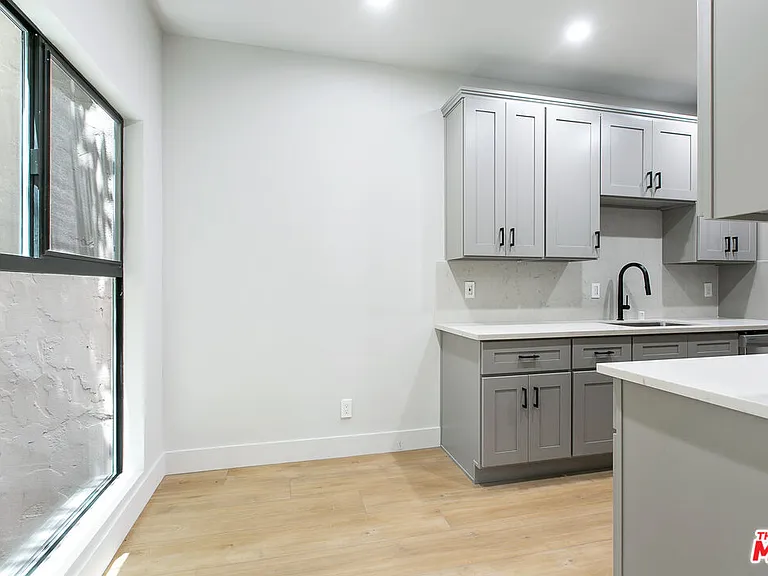 7229 Willoughby Ave #15 — Photo 8