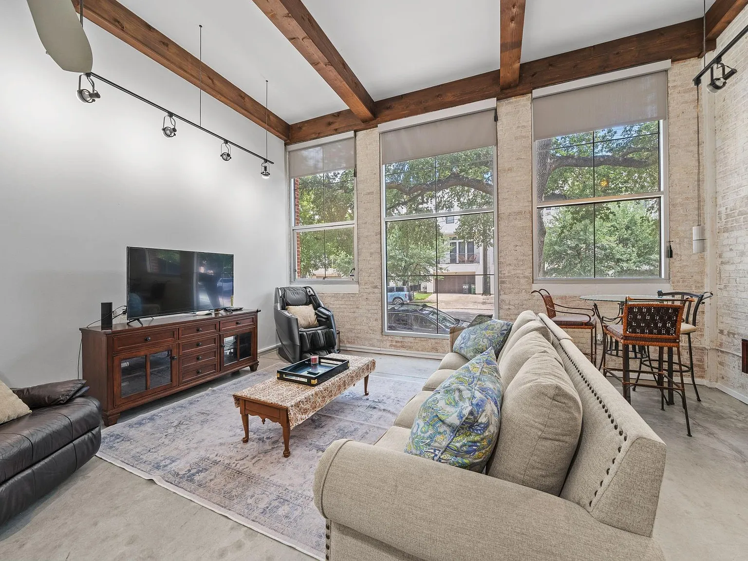 2 bed, 2.0 bath, 1600 sqft, $3,000 — Photo 1