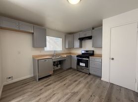 524 E Avenue Q12