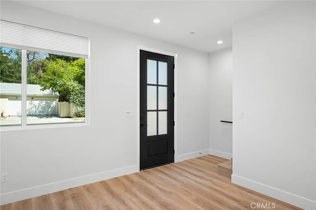 2 bed, 2.5 bath, 1160 sqft, $3,750 — Photo 3