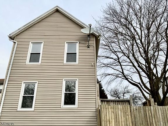 5th image of 909 Carhart St