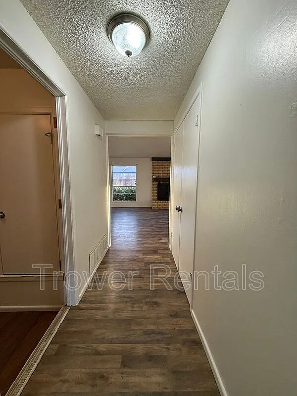3 bed, 2.0 bath, 1537 sqft, $1,900 — Photo 3