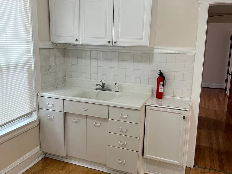 2137 W Cornelia Ave #2W — Photo 7