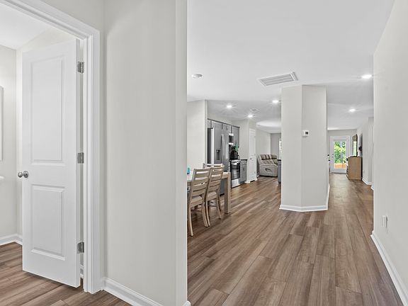 4th image of 605 Edgemont Ct