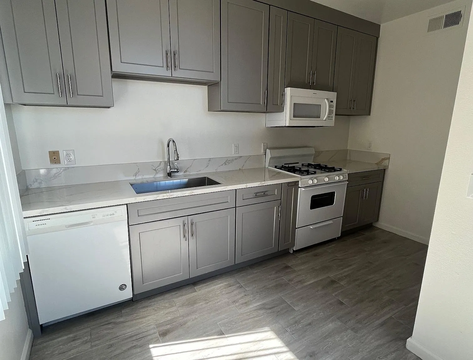 11250 Morrison St — Photo 3