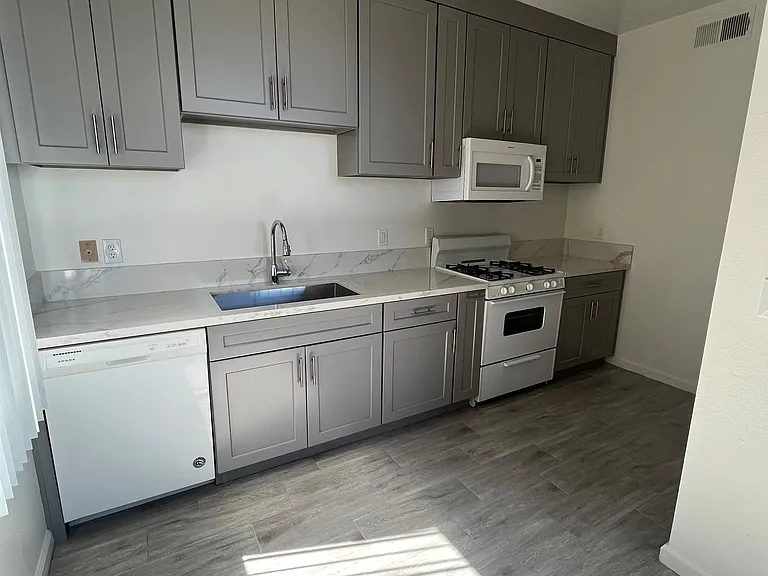 11250 Morrison St — Photo 4