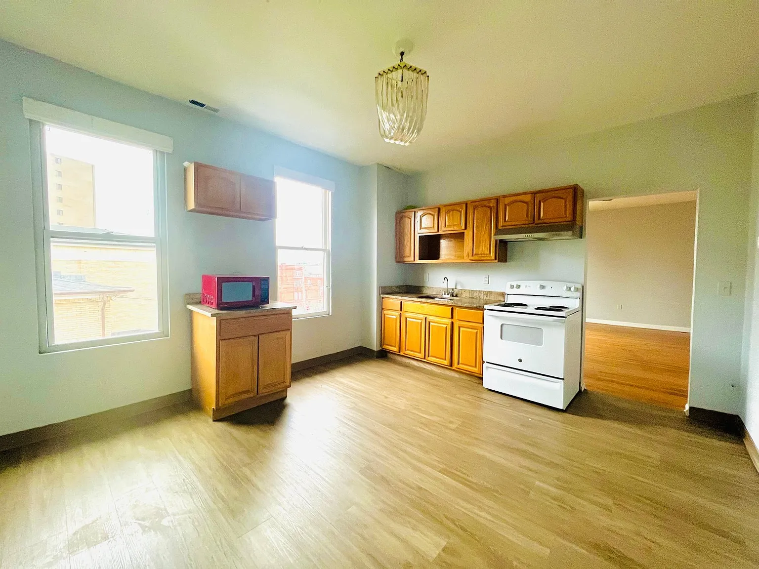 3 bed, 1100 sqft, $2,500 — Photo 4
