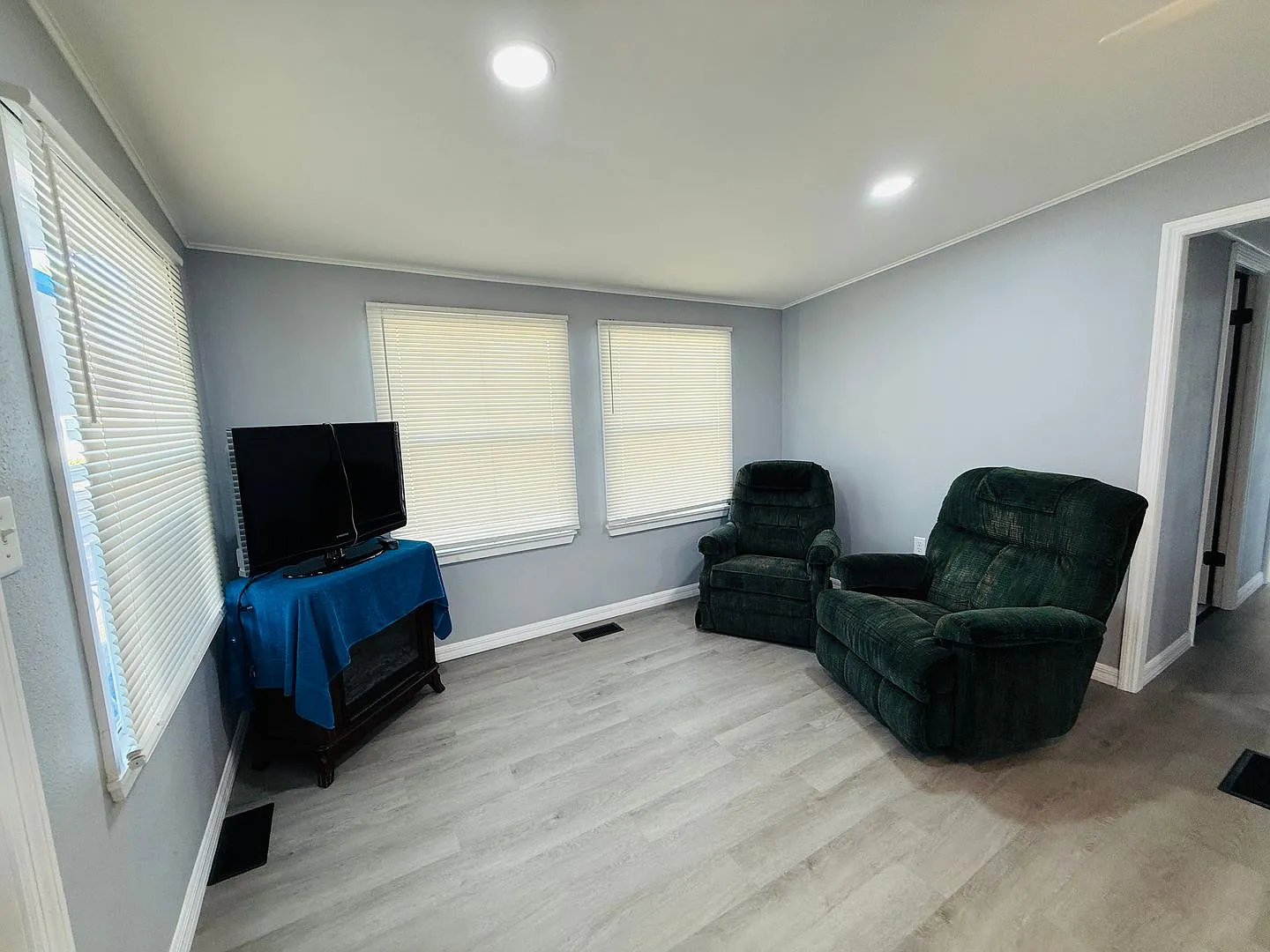 2 bedroom 2 bath fully remodeled mobile home for rent in 55+ community in south Tampa — Photo 4