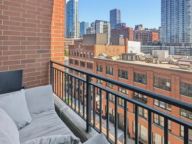 400 W Ontario St #709 — Photo 8