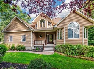 18 Clearfield Pl, Huntington, NY 11743