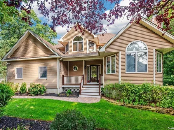 18 Clearfield Place, Huntington, NY 11743