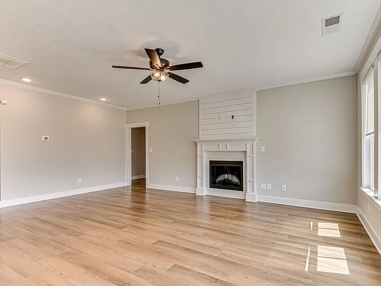419 Barrow Ln — Photo 3