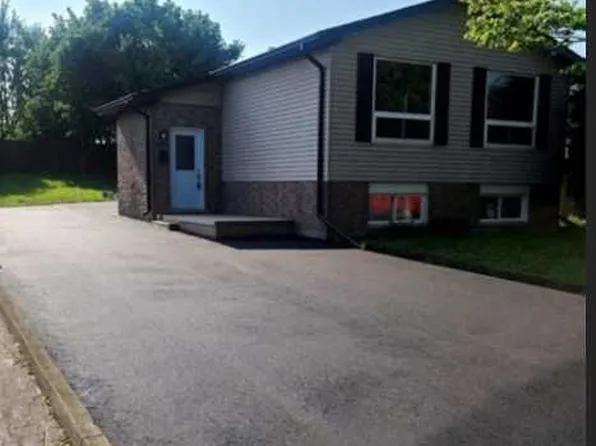 24 Chilton Dr, Hamilton, ON L8J 1M2