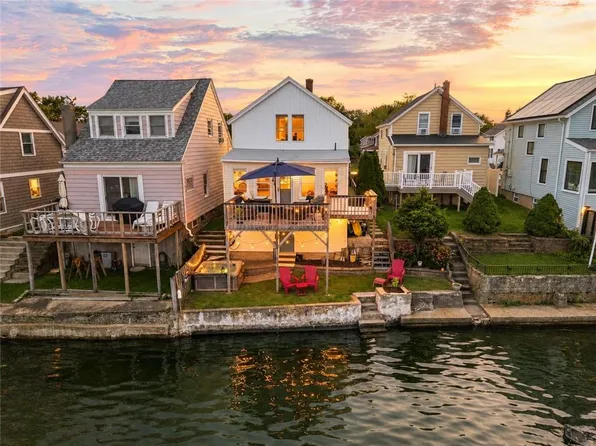 45 Cedar Ave, Portsmouth, RI 02871