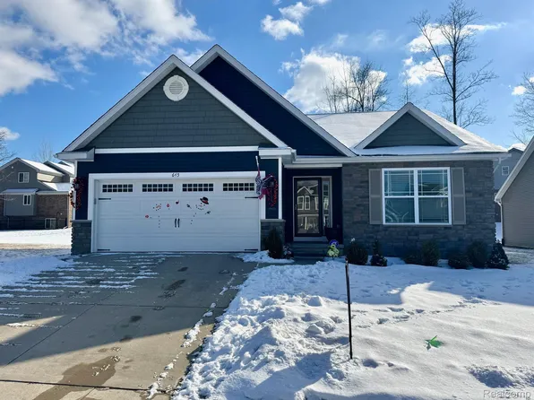 645 Cascade Ave, Fenton, MI 48430