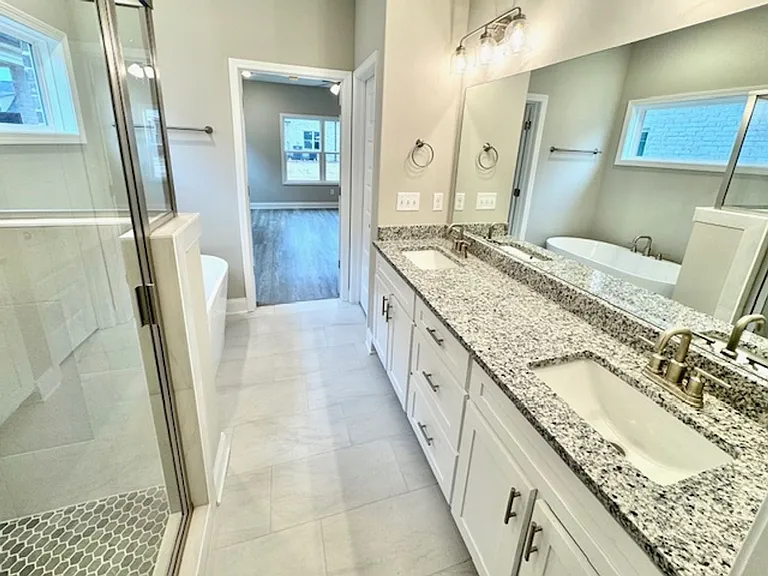 572 Rosalie Woods Dr — Photo 9