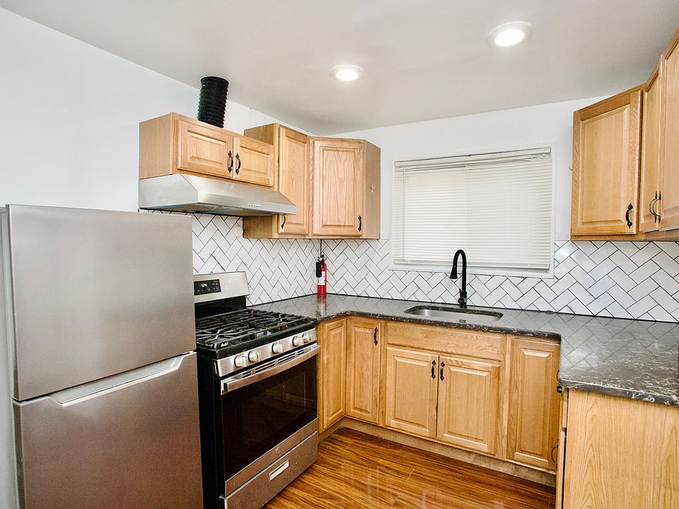 1st image of 10 Tollgate Ct Floor 1