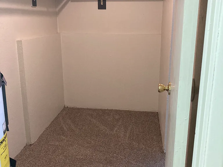 Laurel Court Apartments — Photo 16