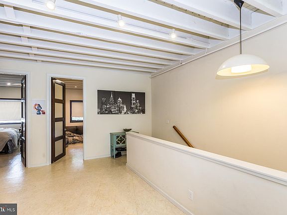 2nd image of 2520-22 E Hagert St #2