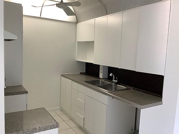 2nd image of 1054 Cambridge C #1054