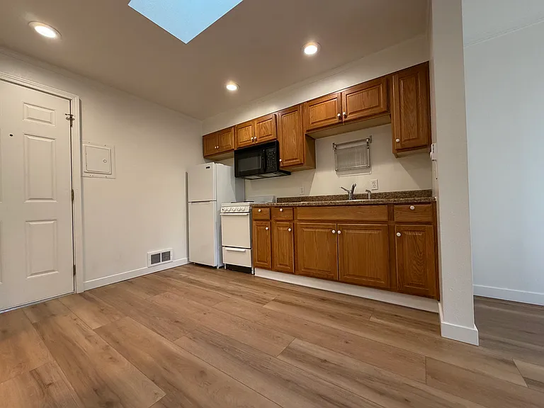 604 1/2 W Crockett St #J — Photo 6