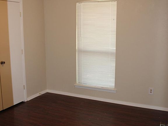 3rd image of 2822 Green Oaks Dr