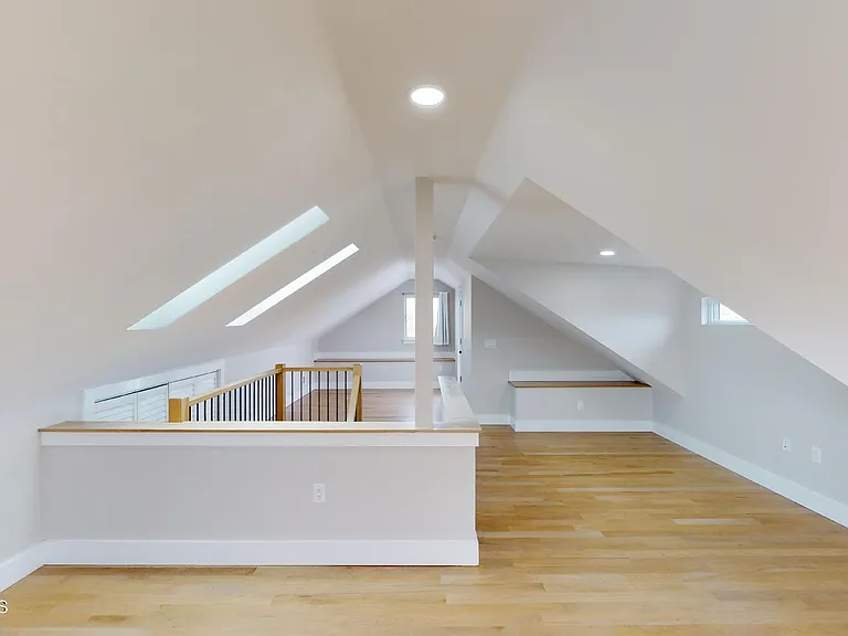 1 Howland Ave — Photo 17